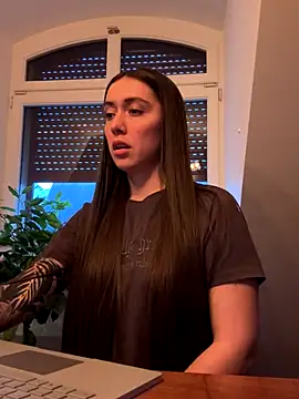 emiliasommer online show from 11.28.25