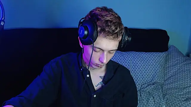 Snapshot of axxxturel chatting on 12.12.24 axxxturel online show from 12.12.24