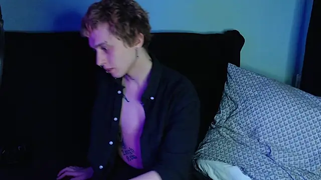 Snapshot of axxxturel chatting on 12.20.24 axxxturel online show from 12.20.24