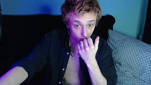 Snapshot of axxxturel chatting on 12.21.24 axxxturel online show from 12.21.24