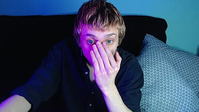 Snapshot of axxxturel chatting on 12.25.24 axxxturel online show from 12.25.24