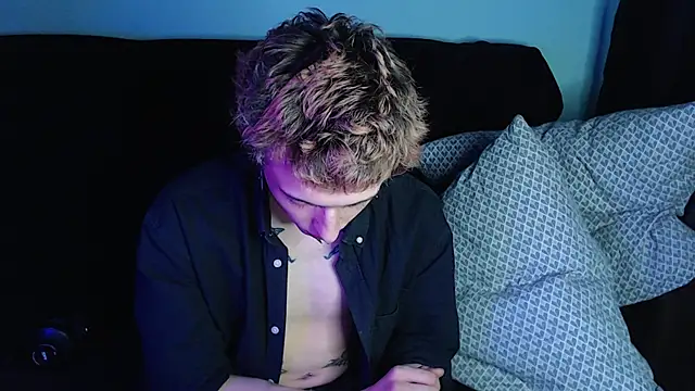 Snapshot of axxxturel chatting on 12.27.24 axxxturel online show from 12.27.24