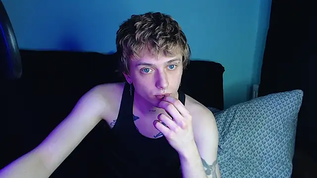 Snapshot of axxxturel chatting on 02.22.25 axxxturel online show from 02.22.25