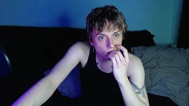 Snapshot of axxxturel chatting on 03.19.25 axxxturel online show from 03.19.25