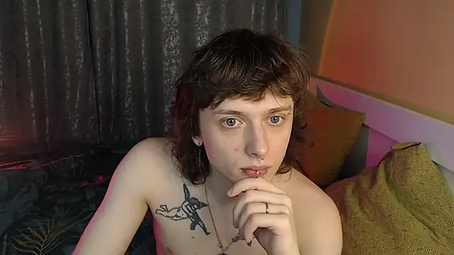 Snapshot of axxxturel chatting on 11.25.25 axxxturel online show from 11.25.25