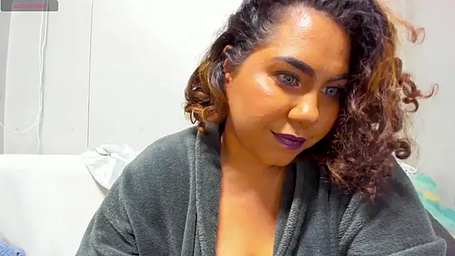 isobeladams20 online show from 12.13.24