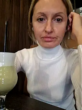 Snapshot of Miss____Mia_ chatting on 10.16.25 Miss Mia online show from 10.16.25