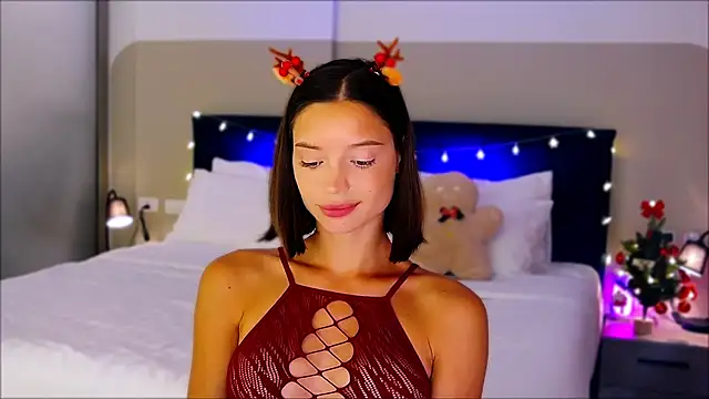 Snapshot of wow_Mia chatting on 12.22.24 wow Mia online show from 12.22.24