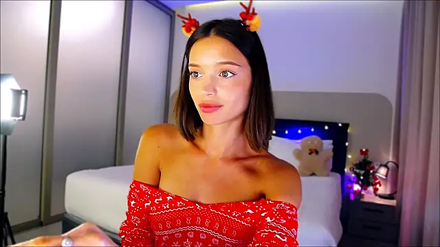 Snapshot of wow_Mia chatting on 12.26.24 wow Mia online show from 12.26.24