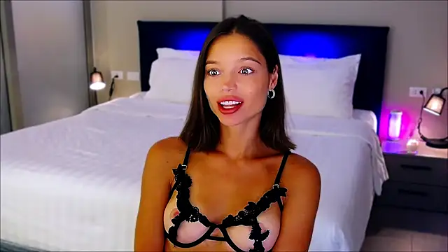 Snapshot of wow_Mia chatting on 02.13.25 wow Mia online show from 02.13.25