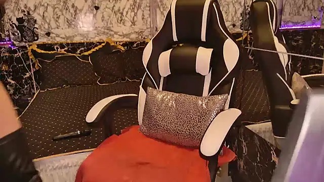 Luiza Hammer online show from 03.17.25