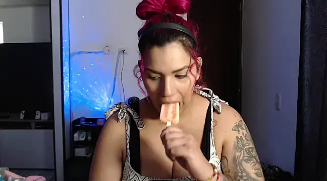 Snapshot of CarolinaRincon chatting on 02.08.25 CarolinaRincon online show from 02.08.25