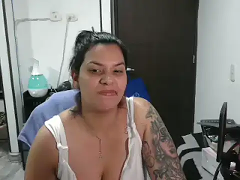 Snapshot of CarolinaRincon chatting on 03.11.25 CarolinaRincon online show from 03.11.25