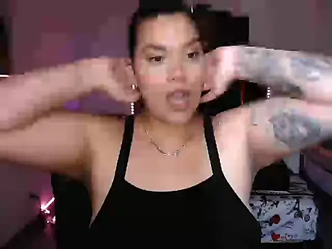 Snapshot of CarolinaRincon chatting on 10.10.25 CarolinaRincon online show from 10.10.25