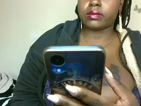 Snapshot of t-QueenSlyy chatting on 01.31.25 t-QueenSlyy online show from 01.31.25