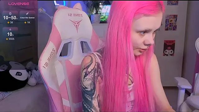 Snapshot of Britney_Lynch chatting on 10.22.25 Britney Lynch online show from 10.22.25