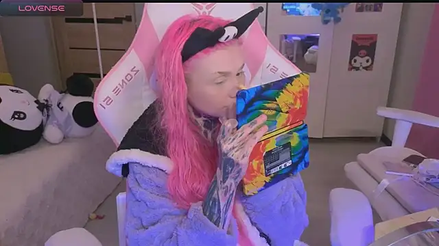 Snapshot of Britney_Lynch chatting on 10.22.25 Britney Lynch online show from 10.22.25