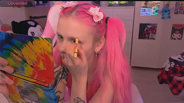 Snapshot of Britney_Lynch chatting on 10.24.25 Britney Lynch online show from 10.24.25