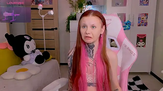 Snapshot of Britney_Lynch chatting on 11.06.25 Britney Lynch online show from 11.06.25