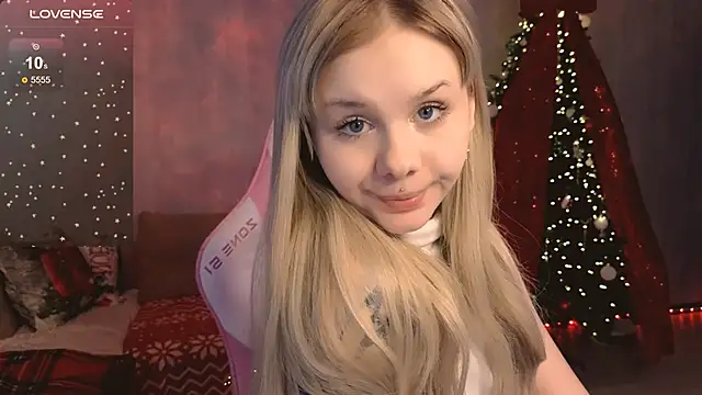 Snapshot of Britney_Lynch chatting on 12.15.25 Britney Lynch online show from 12.15.25