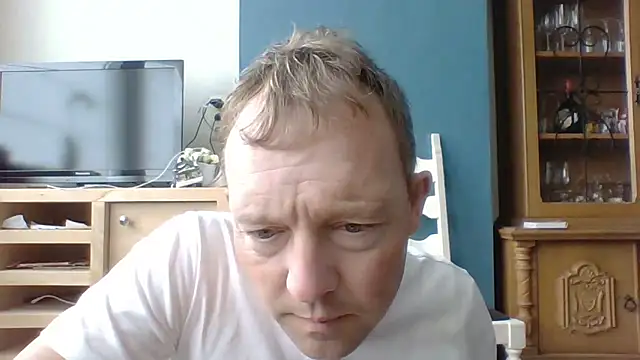 Snapshot of bertolini chatting on 05.21.26 bertolini online show from 05.21.26