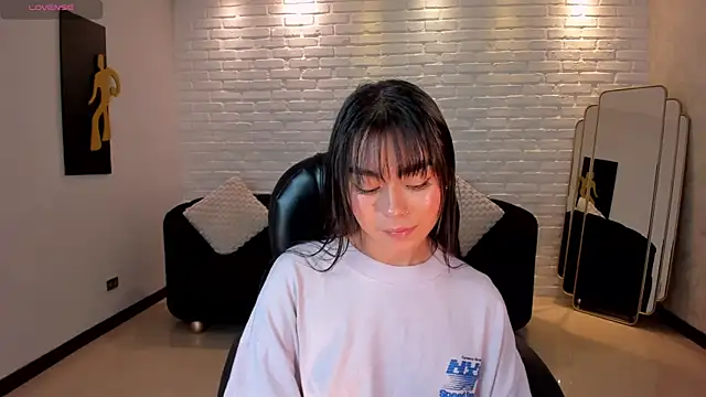 Snapshot of GigiLee_ chatting on 01.05.25 GigiLee  online show from 01.05.25