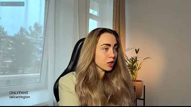 Snapshot of hotexclusive_ chatting on 10.20.25 hotexclusive  online show from 10.20.25