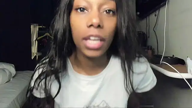 Snapshot of smileybabe chatting on 02.15.25 smileybabe online show from 02.15.25