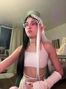 Snapshot of Evangeline_Lawrence_ chatting on 02.04.25 Evangeline Lawrence online show from 02.04.25