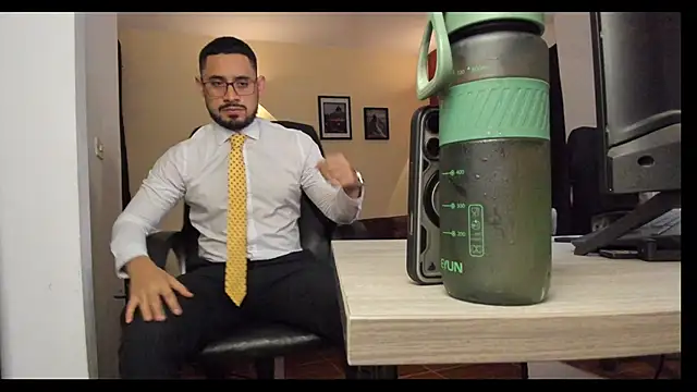 Snapshot of thesexlawyer1 chatting on 12.05.25 thesexlawyer1 online show from 12.05.25