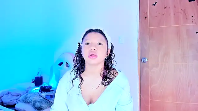 Emily Coper18 online show from 05.17.26