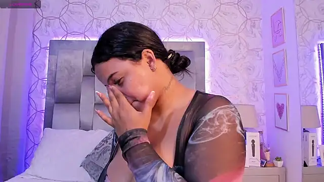 Snapshot of EmmaWeest chatting on 12.12.24 EmmaWeest online show from 12.12.24