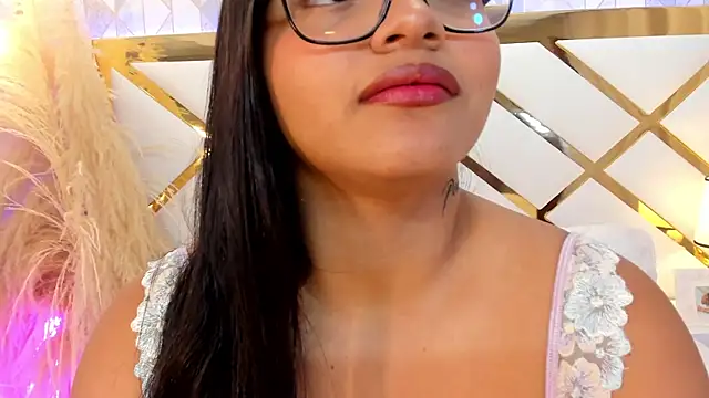 Snapshot of EmmaWeest chatting on 09.17.25 EmmaWeest online show from 09.17.25