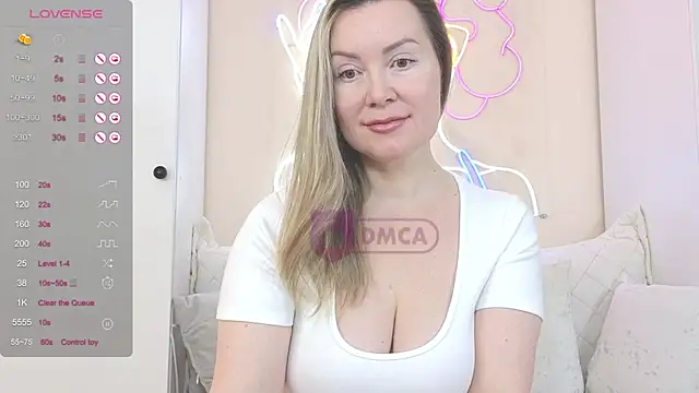 Snapshot of ElleCherry chatting on 12.20.24 ElleCherry online show from 12.20.24