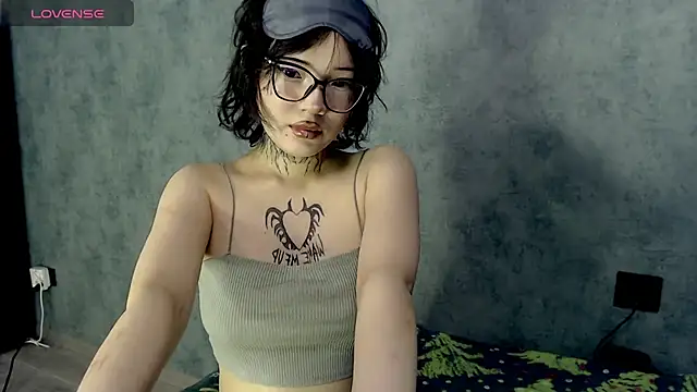 Snapshot of LizzieLight chatting on 12.17.24 LizzieLight online show from 12.17.24