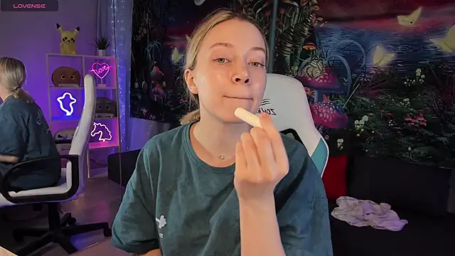 Snapshot of TiffanyBatson chatting on 12.03.24 TiffanyBatson online show from 12.03.24