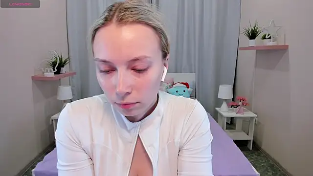 Snapshot of TiffanyBatson chatting on 12.06.24 TiffanyBatson online show from 12.06.24