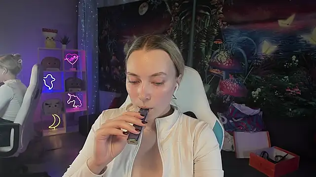 Snapshot of TiffanyBatson chatting on 02.05.25 TiffanyBatson online show from 02.05.25