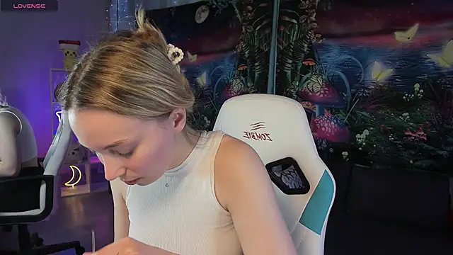 Snapshot of TiffanyBatson chatting on 02.17.25 TiffanyBatson online show from 02.17.25