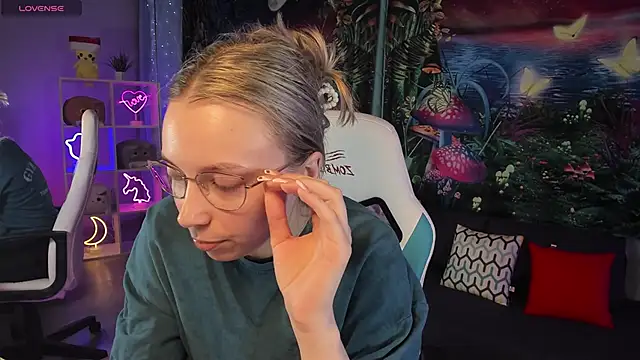 Snapshot of TiffanyBatson chatting on 03.05.25 TiffanyBatson online show from 03.05.25