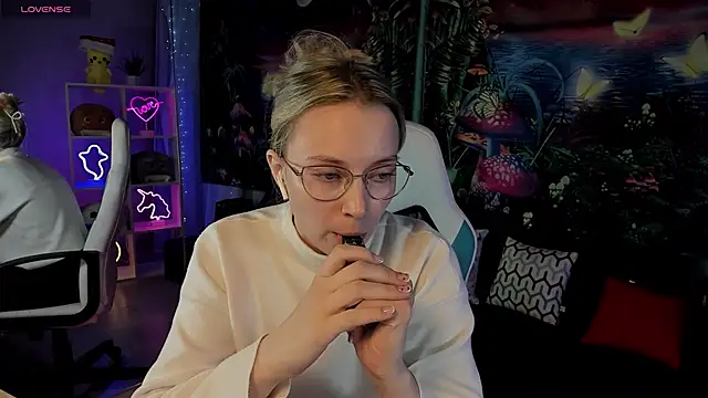 Snapshot of TiffanyBatson chatting on 03.17.25 TiffanyBatson online show from 03.17.25