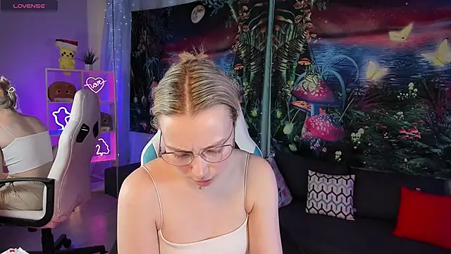 Snapshot of TiffanyBatson chatting on 03.19.25 TiffanyBatson online show from 03.19.25