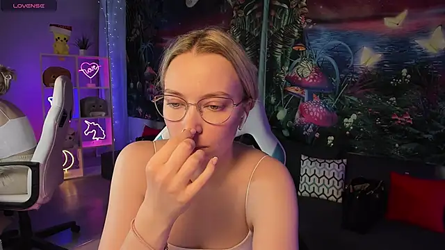 Snapshot of TiffanyBatson chatting on 03.20.25 TiffanyBatson online show from 03.20.25