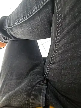 Snapshot of RIP_Curl chatting on 11.20.25 RIP Curl online show from 11.20.25