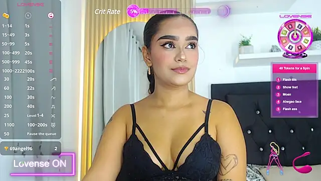 Snapshot of coraline_v chatting on 03.20.25 coraline v online show from 03.20.25