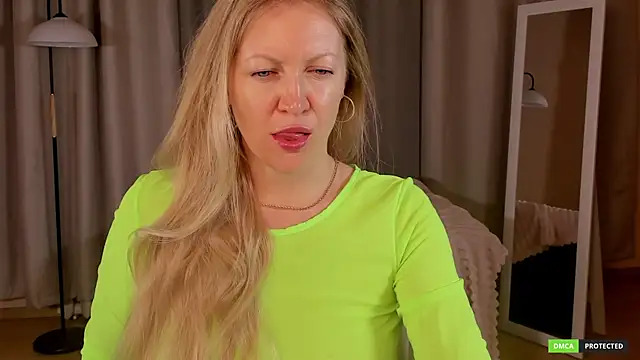 Snapshot of sugamomy chatting on 11.19.25 sugamomy online show from 11.19.25