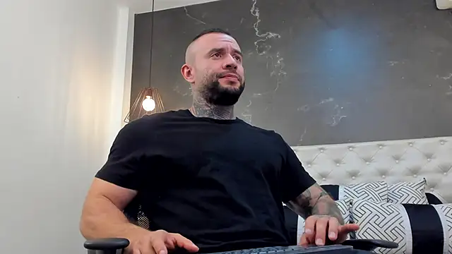 Snapshot of BruceDallas chatting on 01.03.25 BruceDallas online show from 01.03.25