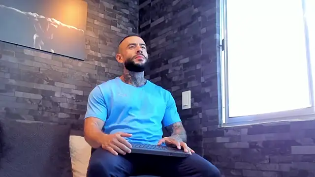 Snapshot of BruceDallas chatting on 10.02.25 BruceDallas online show from 10.02.25