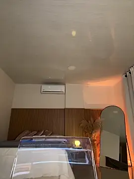 Lianh Benett online show from 10.19.25