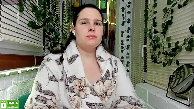 Snapshot of Candys_booty chatting on 12.18.24 Candys booty online show from 12.18.24